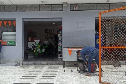 En los diferentes almacenes pusieron en venta los generadores de energía.