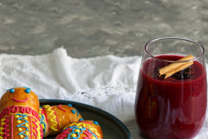 Existen varias versiones en función del lugar donde se la prepara. Esta bebida es una costumbre ancestral ecuatoriana.