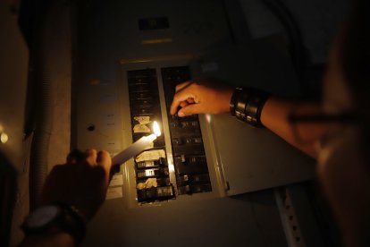 Bajar los breakers de electricidad es una de las medidas recomendadas para poder proteger sus enseres de cualquier sobrecarga de energía.