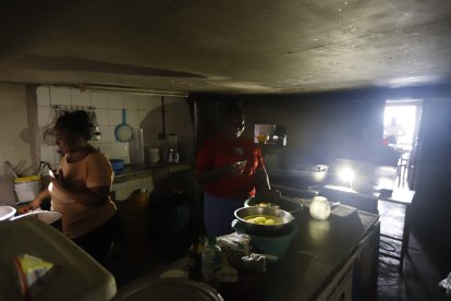 Los restaurantes tuvieron que cocinar aprovechando la luz natural y solo utilizando utencilios manuales.