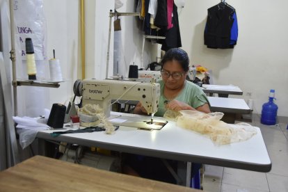 Una costurera debió ponerse a coser a mano durante el corte del suministro.