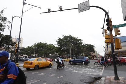 Ante la falla de los semáforos, los vehículos causaron caos en las calles de la ciudad. Los peatones debieron correr para cruzar las calles.
