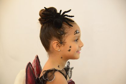 Las arañas. ¡Son un clásico! Debes formar una cebolla y el moño puede ser el cuerpo de la araña. Agregas algunos alambres como patas y listo.