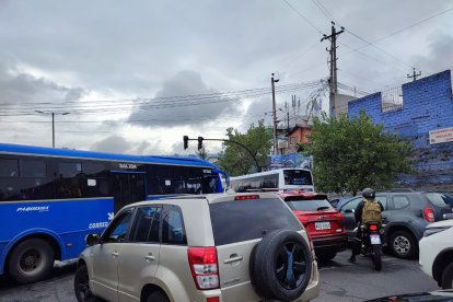 Apenas se cortó la energía eléctrica en barrios del norte de Quito como El Condado y Cotocollao el flujo vehicular se estancó por casi una hora. En la avenida Mariscal Sucre y Rumihurco quedaron atascados los automotores.
La ciudadanía hizo reclamaba por la presencia de agentes de tránsito que reemplacen las funciones de los semáforos que quedaron sin funcionar por la falta de energía eléctrica.