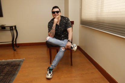 Junior Rangel empezó en la música a  temprana edad, siguiendo los pasos de su padre.