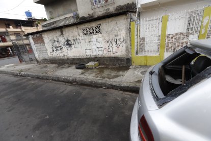Un carro quedó con el parabrisas trasero roto a consecuencia de los tiros propinados en el sitio.