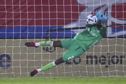 Alexander Domínguez portero de LDU Quito detiene un penalti a Pedro Augusto de Fortaleza en la final de la Copa Sudamericana, tapó tres penales.