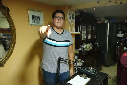 Ángel Oliveyra uno de los narradores del reality Lengua y Bola.