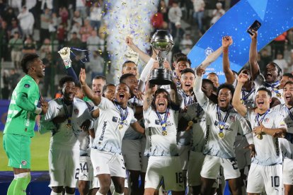 .- Jugadores de LDU Quito celebran al ganar la Copa Sudamericana frente a Fortaleza, en el estadio Domingo Burgueño Miguel en Maldonado.