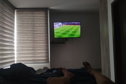 En un extremo de la cama quedó la lencería de la pareja de Eduardo, junto a condones.