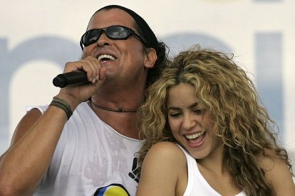Shakira dejó sin palabras a Carlos Vives cuando apareció en el escenario para acompañarlo a cantar La bicicleta.