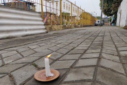 En la zona en donde ocurrió la matanza se colocó una vela. Los cuerpos fueron retirados aproximadamente a las 06:00.
