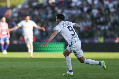 Lisandro Alzugaray de LDU Quito celebra un gol hoy, en un partido de la final de la Copa Sudamericana entre Fortaleza y LDU Quito en el estadio Domingo Burgueño Miguel en Maldonado (Uruguay). EFE/ Gaston Britos