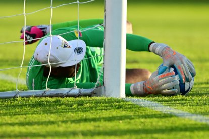 Alexander Domínguez atajó gran parte del segundo tiempo del duelo ante Fortaleza con una gorra, debido a que el sol le daba directamente en la cara.