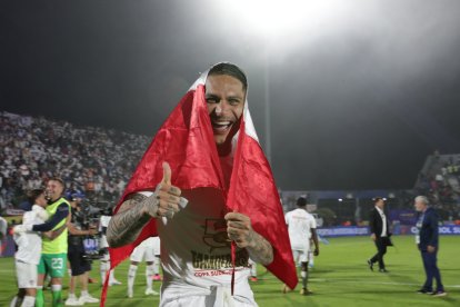 Paolo Guerrero de Liga de Quito celebra al ganar la Copa Sudamericana frente a Fortaleza.