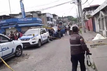 Un rastro de sangre quedó junto al cuerpo, en la calzada. Criminalística tomó acción.