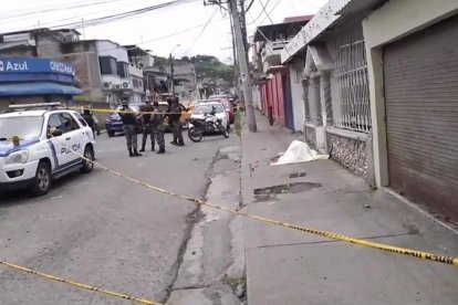 Unos 30 años tenía el bodeguero, quien trabajaba en la institución cerca de cinco años.