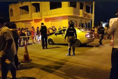 Dos sujetos en motocicleta habrían asesinado al conductor informal.
