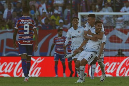 Lisandro Alzugaray de LDU celebra su gol, en un partido de la final de la Copa Sudamericana.