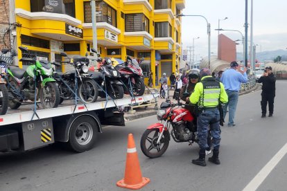 Motos resultaron retenidas en Cuenca.