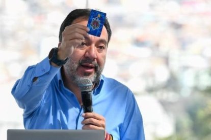 Pabel Muñoz, alcalde de Quito, presenta el modelo de tarjeta para usar en el transporte público.