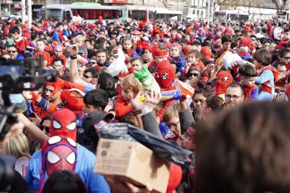 Los Spidermans tuvieron cita en el Obelisco, monumento histórico de Buenos Aires.