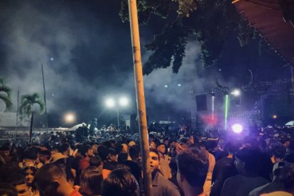 Ambiente de la fiesta "La Purga" cubierto por una nube de humo.