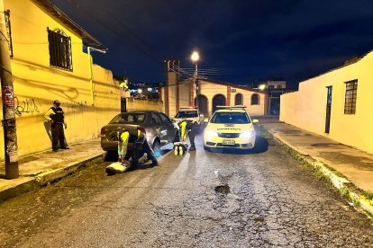 Los sujetos fueron detenidos mientras manejaban los carros robados.