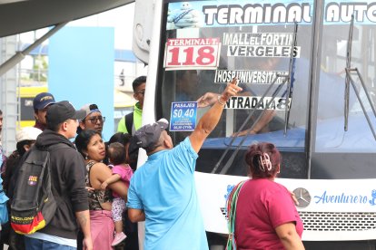 Algunos buses tenían  colocado en el parabrisas un sticker informando el nuevo valor del pasaje, 0.40 centavos.