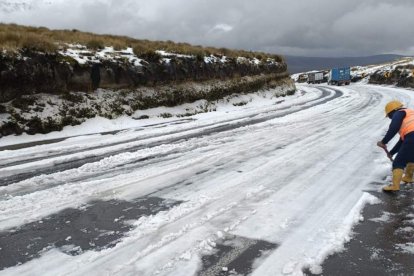 La nieve cubrió la carretera Ambato-Guaranda en todo el sector conocido como El Arenal.