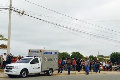 Personal policial acudió a la escena del crimen para recoger el cadáver.