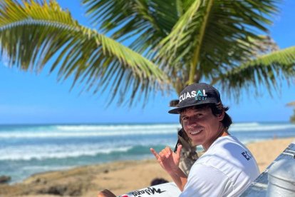 El surfista Israel Barona.