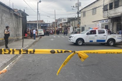 Los cuerpos de las víctimas quedaron sobre la vereda. Policía acordonó el lugar del doble crimen.