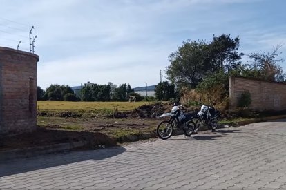 Agentes policiales hicieron un nuevo recorrido alrededor del sitio donde encontraron a la mamá.