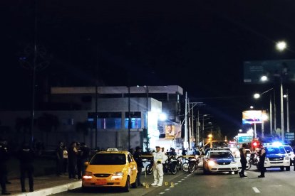 Los peritos revisaron área e identificaron a una de las víctimas asesinadas dentro del taxi.
