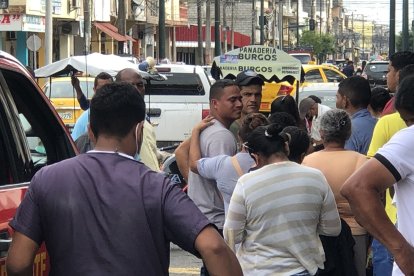 Álex Cerezo (hombre de camiseta gris) no asimila las circunstancias en que perdió a sus padres.