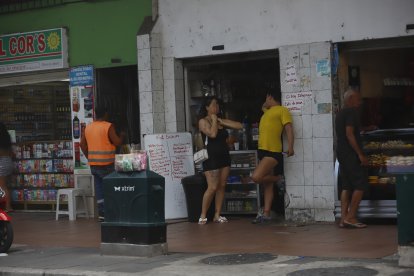 Las fachadas de las tiendas son sitio de descanso para las trabajadores sexuales del sector.