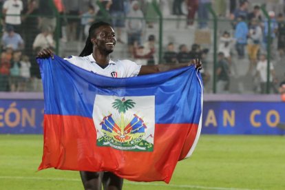 Ricardo Adé con la bandera de Haití en el festejo de la Copa Sudamericana.