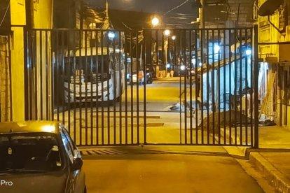 Las rejas fueron ubicadas por seguridad, según el relato de una moradora.