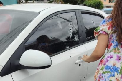 El vehículo quedó con los orificios a consecuencia de las balas.