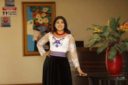 Meliza Yumisaca luce con orgullo la vestimenta que usan las jóvenes indígenas.