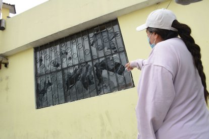 Sofía muestra cómo destrozaron los vidrios de una de sus vecinos. Su hijo recibirá atención psicológica.