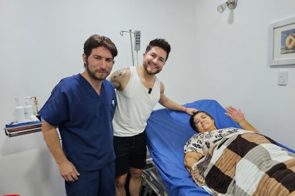 Jorge Heredia junto a su mamá Rosita y el doctor Darwin Moncayo que la atiende.