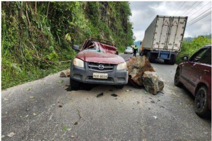 La roca gigante aplastó un vehículo que circulaba por la vía.