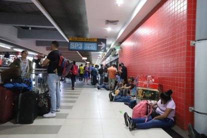Gran afluencia de viajeros para el feriado del Día de difuntos en Ecuador.
