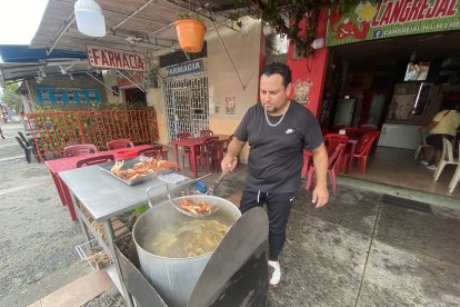 Los crustáceos son cocinados en la parte exterior del local.