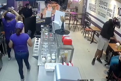 Dos sujetos entraron armados para robar a los clientes.