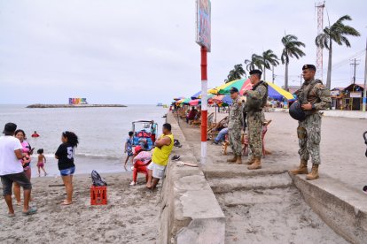Más de 45 uniformados de la Marina de Puerto Bolívar vigilan las playas de Bajo Alto y Jambelí.