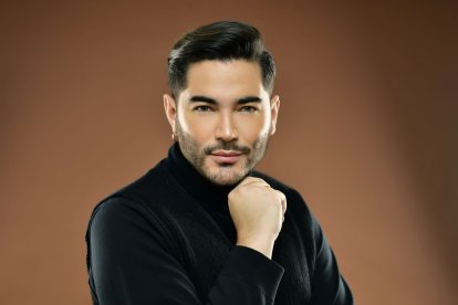 Al maquillador lo conocen como 'Rey de reinas' porque aproximadamente 300 candidatas que ha embellecido han ganado coronas dentro y fuera del país.