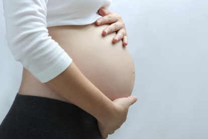 Nació el primer bebé gestado por dos mujeres.